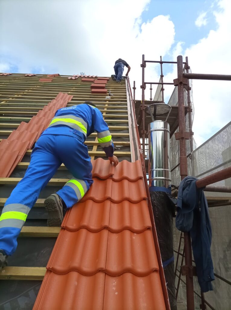 Wymiana pokrycia dachu – Trzebiatowo
Nowe pokrycie dachu z dachówki – Trzebiatowo
Montaż rynien z blachy ocynkowanej – Trzebiatowo
Obróbka blacharska komina – Trzebiatowo
Wyłaz dachowy – Trzebiatowo